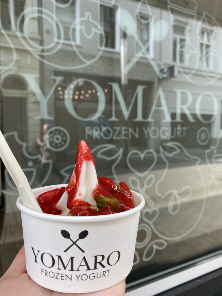 Pause von den Boutiquen auf der Friedrichstraße in Bonn mit einem Frozen Yogurt